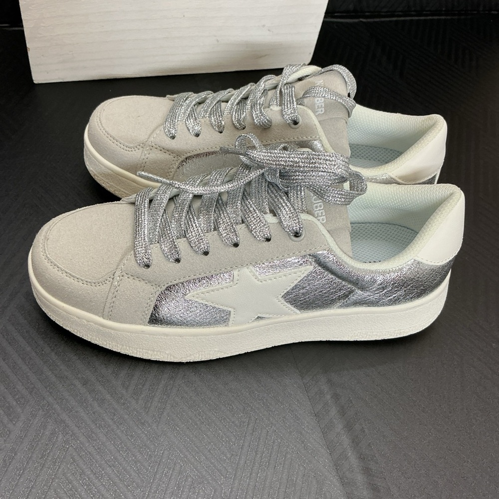 Niluber Silver and Gray Star Sneakers - Picture 4 of 5